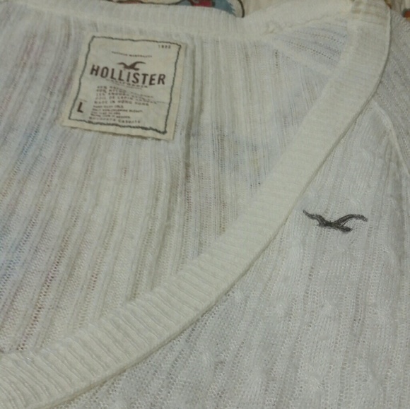 GENTLY USED, HOLLISTER SUMMER SWEATER! 😘 - Picture 1 of 5